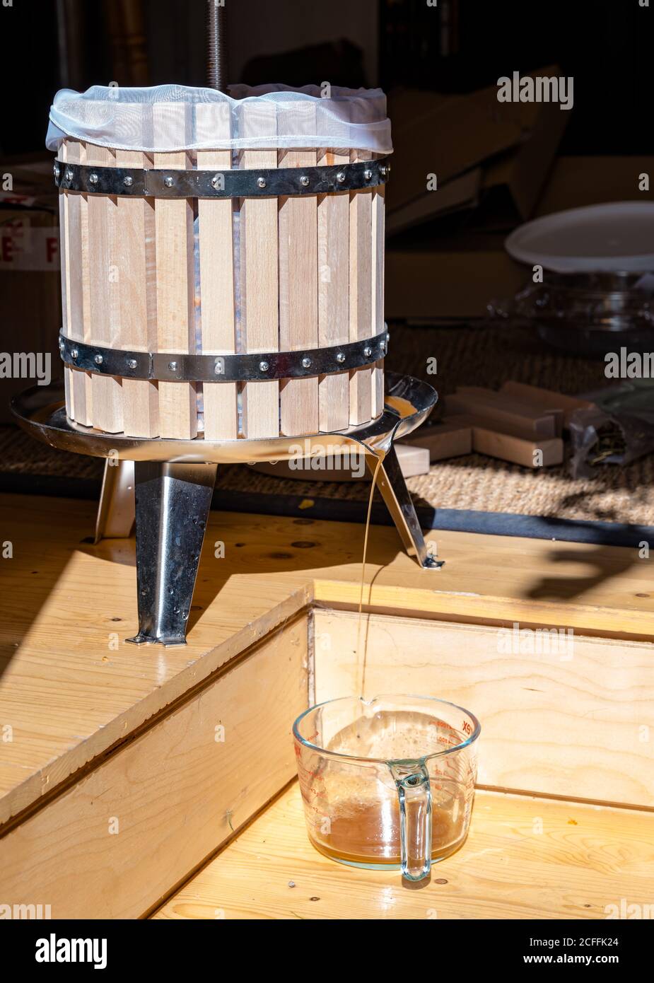 Une presse à cidre pour presser la pulpe de pomme avec le jus de pomme  s'égoutter dans un pichet, Écosse, Royaume-Uni Photo Stock - Alamy