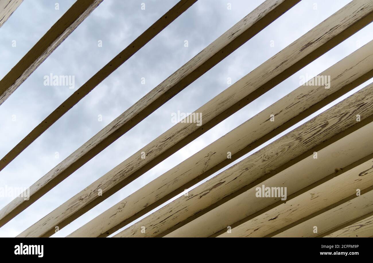 planches en bois sur un fond de ciel et de nuages abstrait répétition Banque D'Images