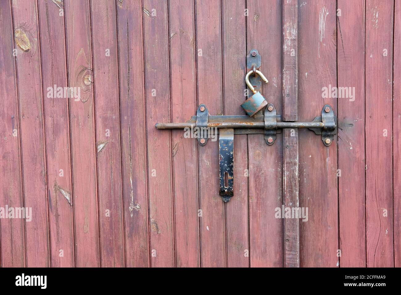 Porte de garage rétro en bois avec cadenas et vieille moraillon en métal  Photo Stock - Alamy