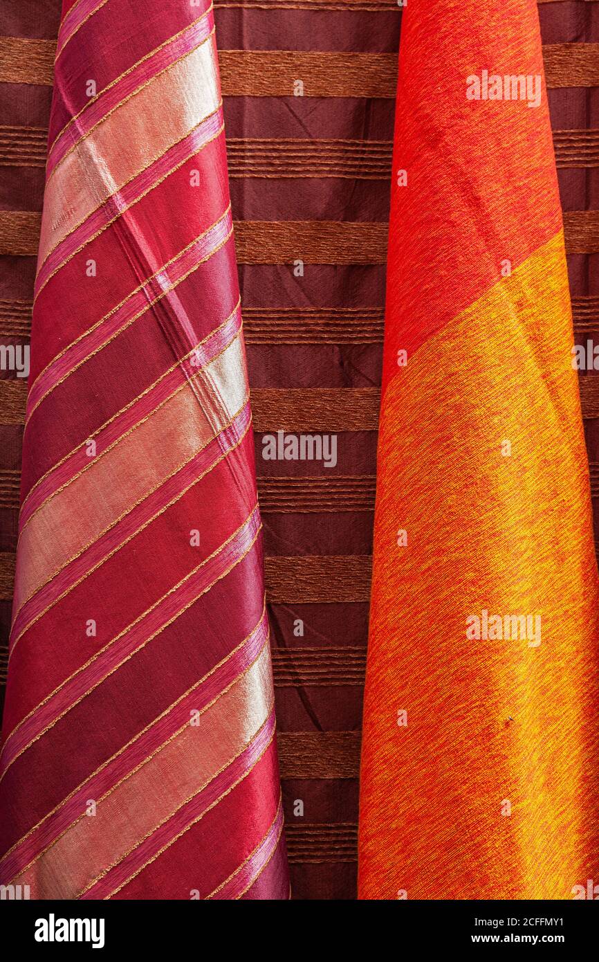 Sélection de tissu coloré at a market stall à Fez, Maroc Banque D'Images