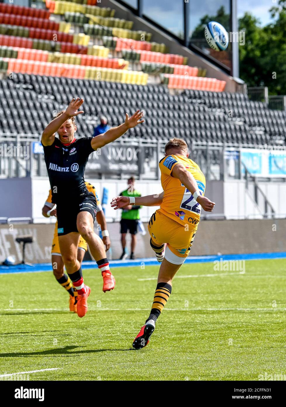 Londres, Royaume-Uni. Le 05septembre 2020. Charlie Atkinson, de Wasps, se termine avec la fermeture d'Alex Lewington, de Saracens, lors du match de rugby Gallagher Premiership entre Saracens et Wasps à l'Allianz Park, Londres, Angleterre, le 5 septembre 2020. Photo de Phil Hutchinson. Utilisation éditoriale uniquement, licence requise pour une utilisation commerciale. Aucune utilisation dans les Paris, les jeux ou les publications d'un seul club/ligue/joueur. Crédit : UK Sports pics Ltd/Alay Live News Banque D'Images