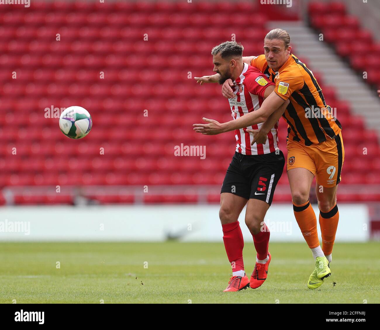 SUNDERLAND, ANGLETERRE. 5 SEPTEMBRE Tom Eaves de Hull City combat pour possession avec Bailey Wright de Sunderland pendant le match de la coupe Carabao entre Sunderland et Hull City au stade de Light, Sunderland. (Crédit : Mark Fletcher | INFORMATIONS MI) Banque D'Images