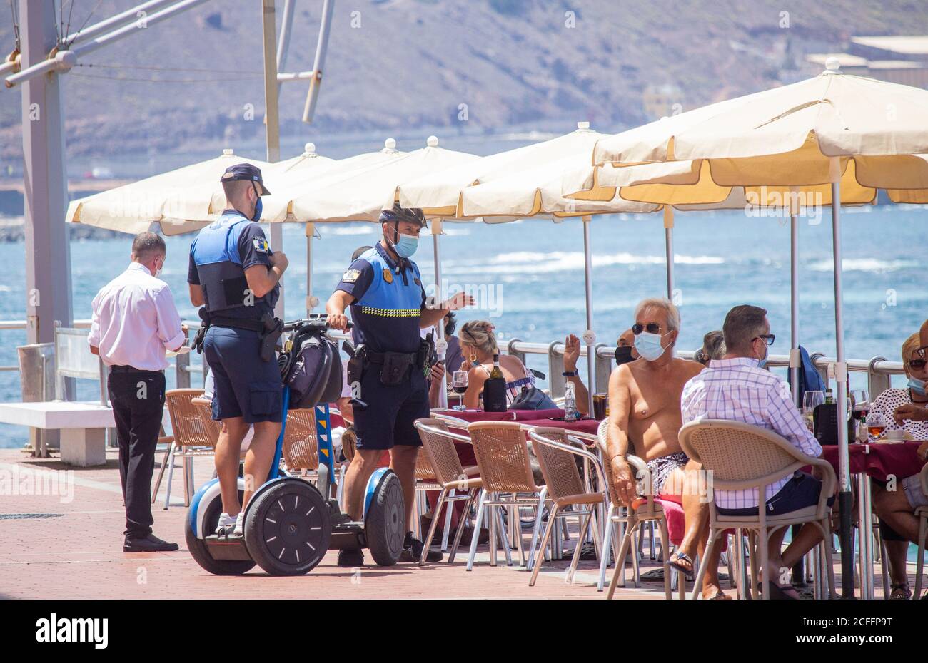 Las Palmas, Grande Canarie, Îles Canaries, Espagne. 5 septembre 2020. Une patrouille de police applique des lois sur le masque facial dans les cafés de la plage, les habitants et les touristes impairs se refroidissent lors d'une journée bien chaude sur la plage de la ville de Las Palmas. Les ressortissants britanniques et allemands devant se mettre en quarantaine à leur retour d'Espagne, le nombre de touristes a chuté. Les îles Canaries voient une augmentation des cas de Covid avec un nombre record de cas quotidiens enregistrés dans les îles Canaries hier, 381. Les statistiques d'août pour les îles Canaries étaient de 4,469 nouveaux cas (moyenne de 144 cas par jour), avec 70% de ceux sur la Grande Canarie, avec Las Pa Banque D'Images