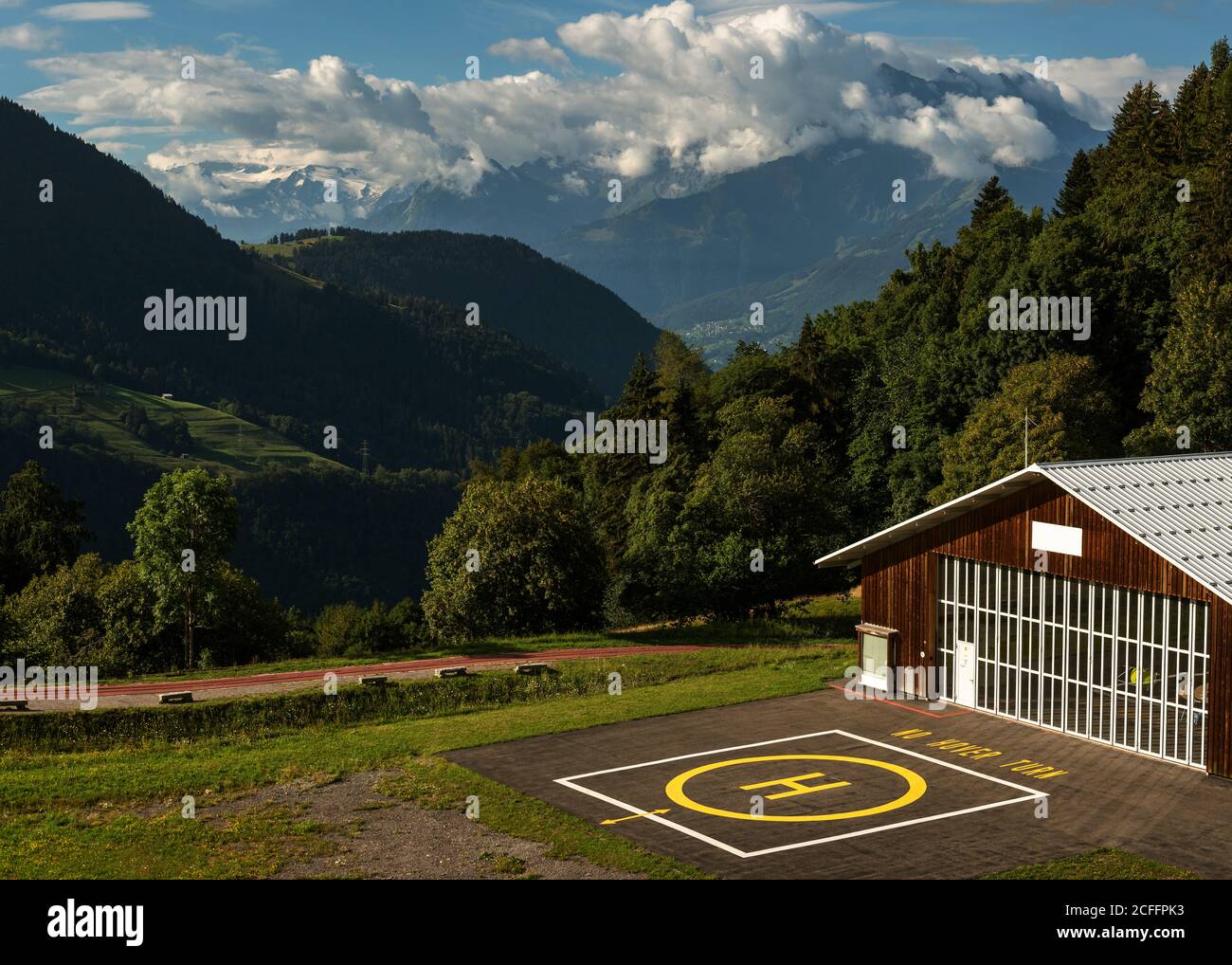 Héliport de Leysin avec vue sur les Alpes suisses depuis Leysin, Suisse Banque D'Images