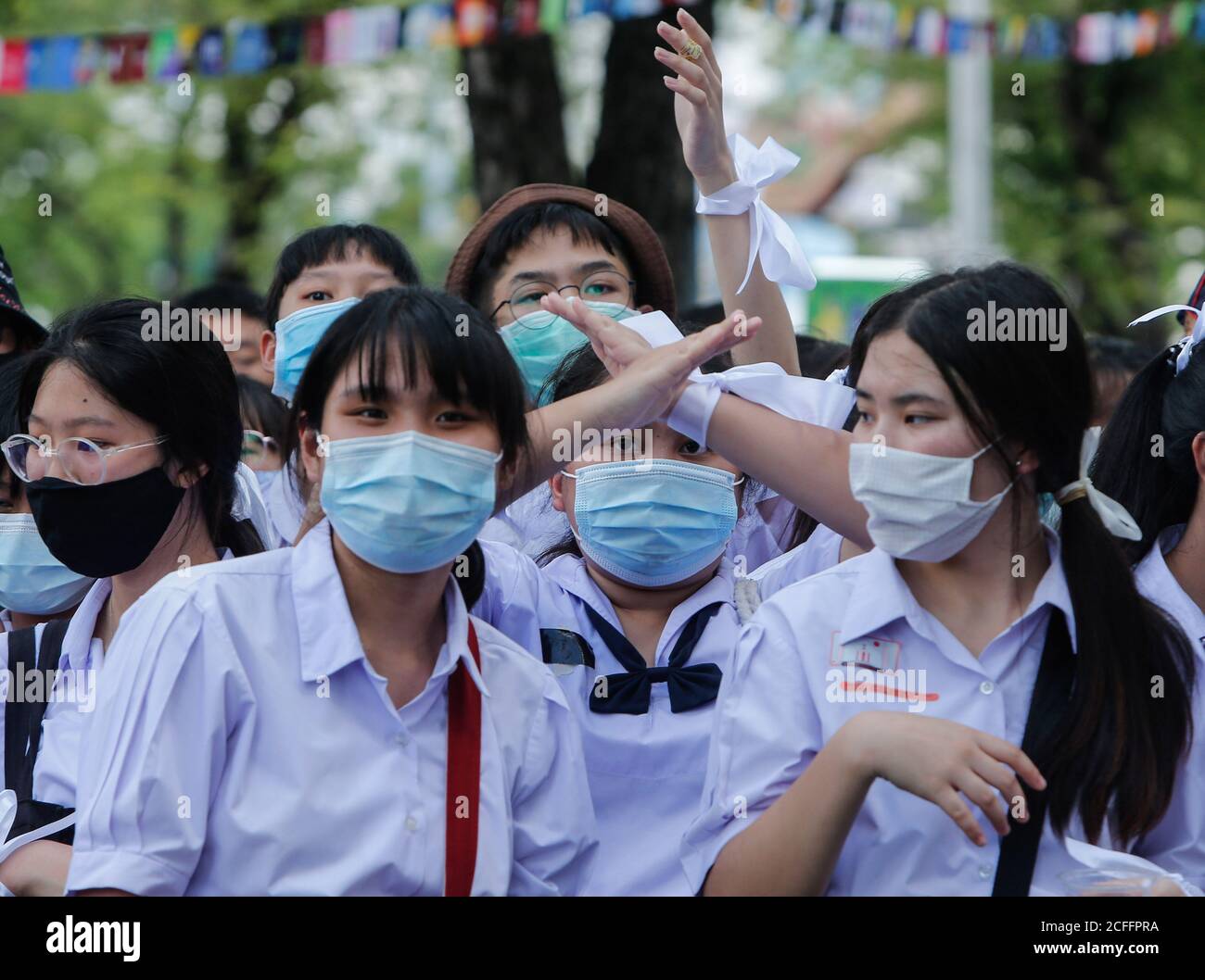 Bangkok, Thaïlande. Le 05septembre 2020. Un étudiant thaïlandais fait des gestes lors d'un rassemblement à l'extérieur du ministère de l'éducation. Les étudiants thaïlandais ont fait le geste des trois doigts "Hunger Games" saluent devant le ministère de l'éducation à Bangkok lors d'un rassemblement exigeant une réforme de ce qu'ils disent être un système scolaire oppressif et inefficace. Crédit : SOPA Images Limited/Alamy Live News Banque D'Images