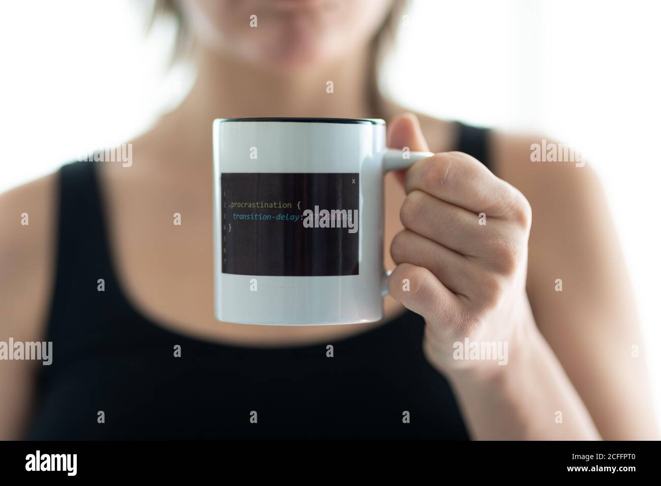 Cachez les femmes en tenue décontractée avec une tasse en céramique image du code source Banque D'Images