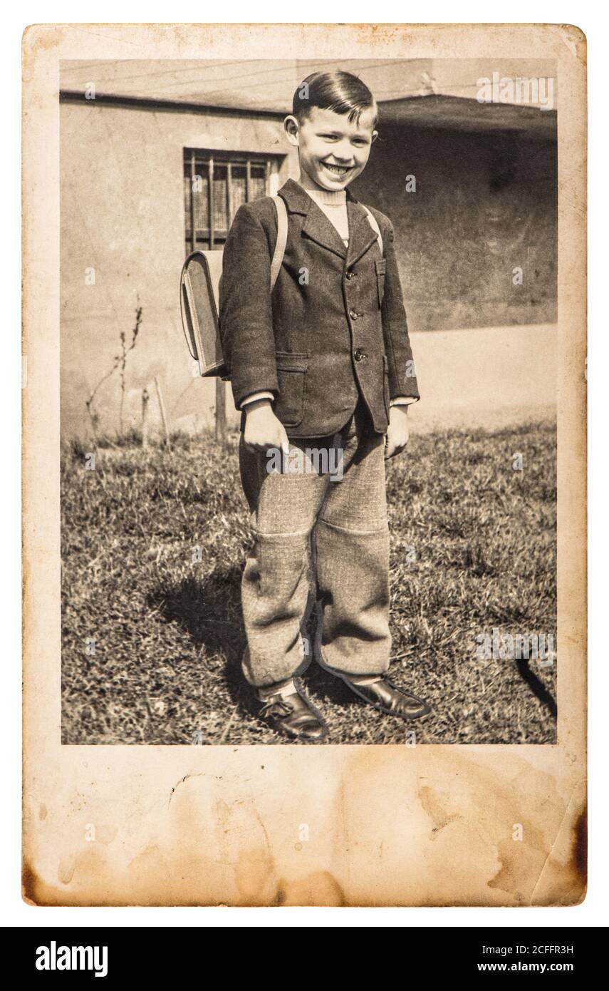 Photo vintage d'un garçon d'école. Image rétro avec grain, flou et rayures du film original Banque D'Images