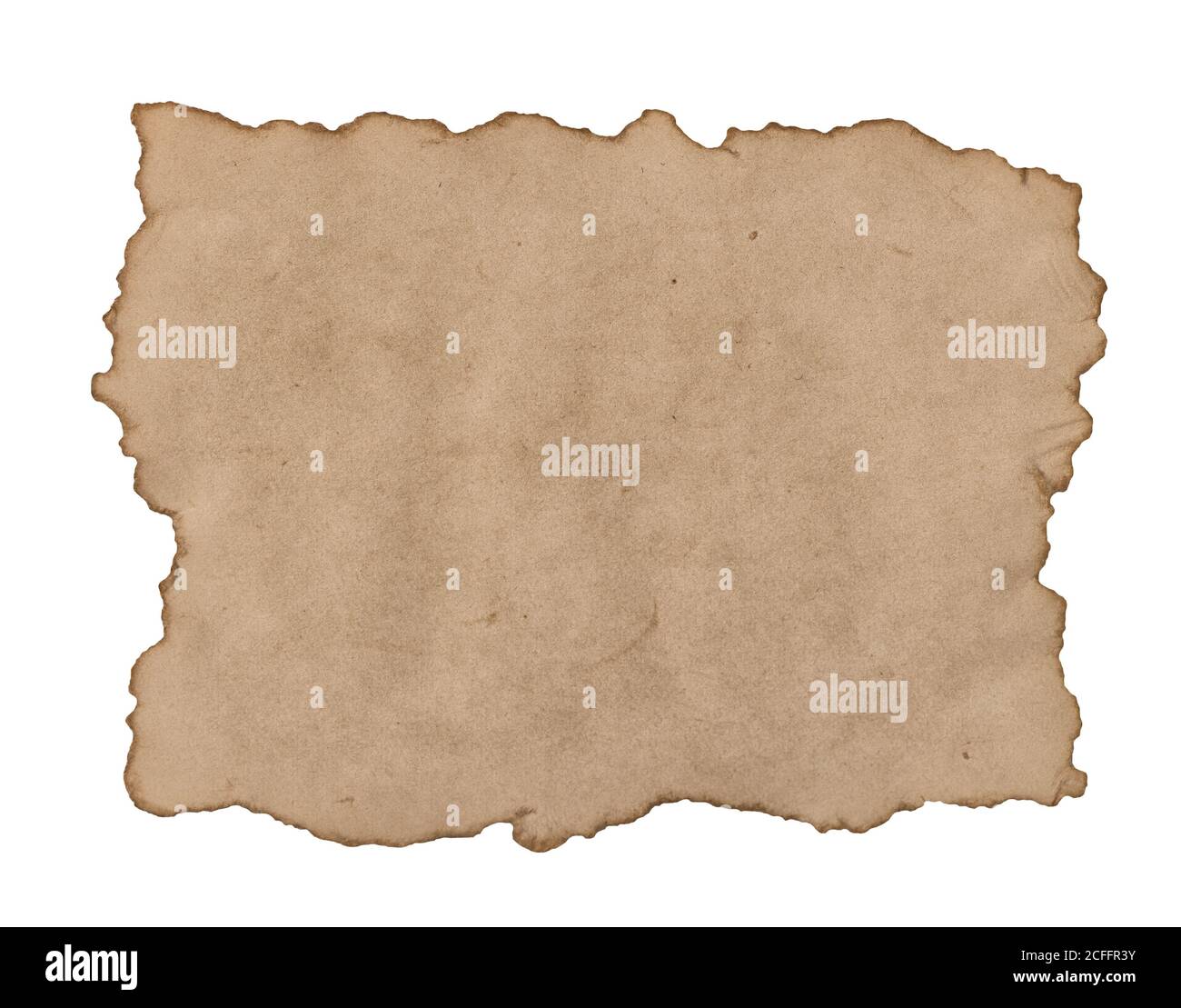 Feuille de papier usée avec bords déchirés. Pièce de carton vieilli isolée sur fond blanc Banque D'Images