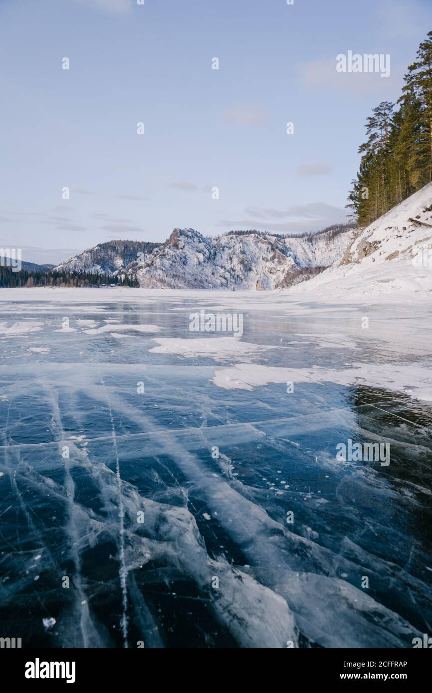 Glace de rivière gelée avec fissures Banque D'Images