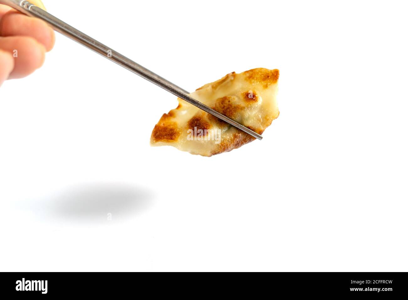 Les boulettes étaient bien frites dans une casserole couverte d'huile de cuisson et servies sur une assiette. Banque D'Images