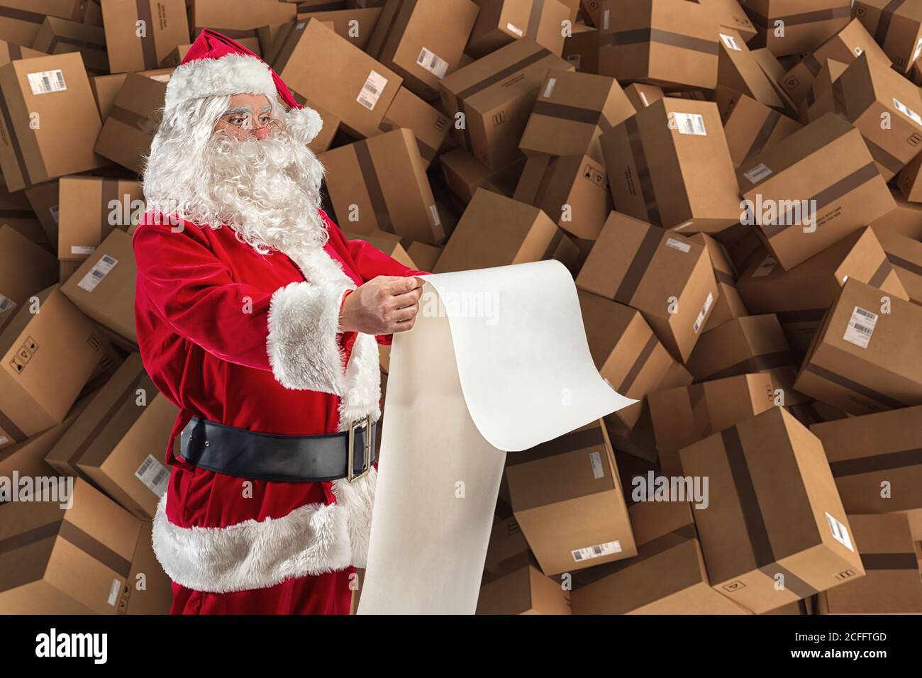 Le Père Noël est plein de demandes de cadeaux et de boîtes à livraison Banque D'Images