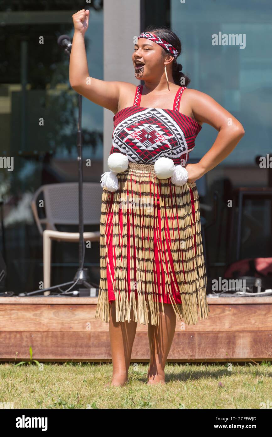 Femme maorie néo-zélandaise en costume de kapa haka (danse traditionnelle), composée d'un piupiu (jupe de lin) et d'un corsage coloré Banque D'Images