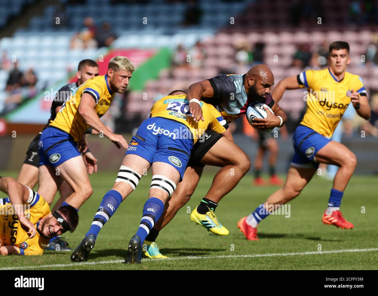 LONDRES, ANGLETERRE. 5 SEPTEMBRE 2020 Tom Ellis de Bath Rugby s'attaquant à Paul Lasike de Harlequins pendant le match Gallagher Premiership entre Harlequins et Bath Rugby à Twickenham Stoop, Londres. (Credit: Jacques Feeney | MI News) Credit: MI News & Sport /Alay Live News Banque D'Images