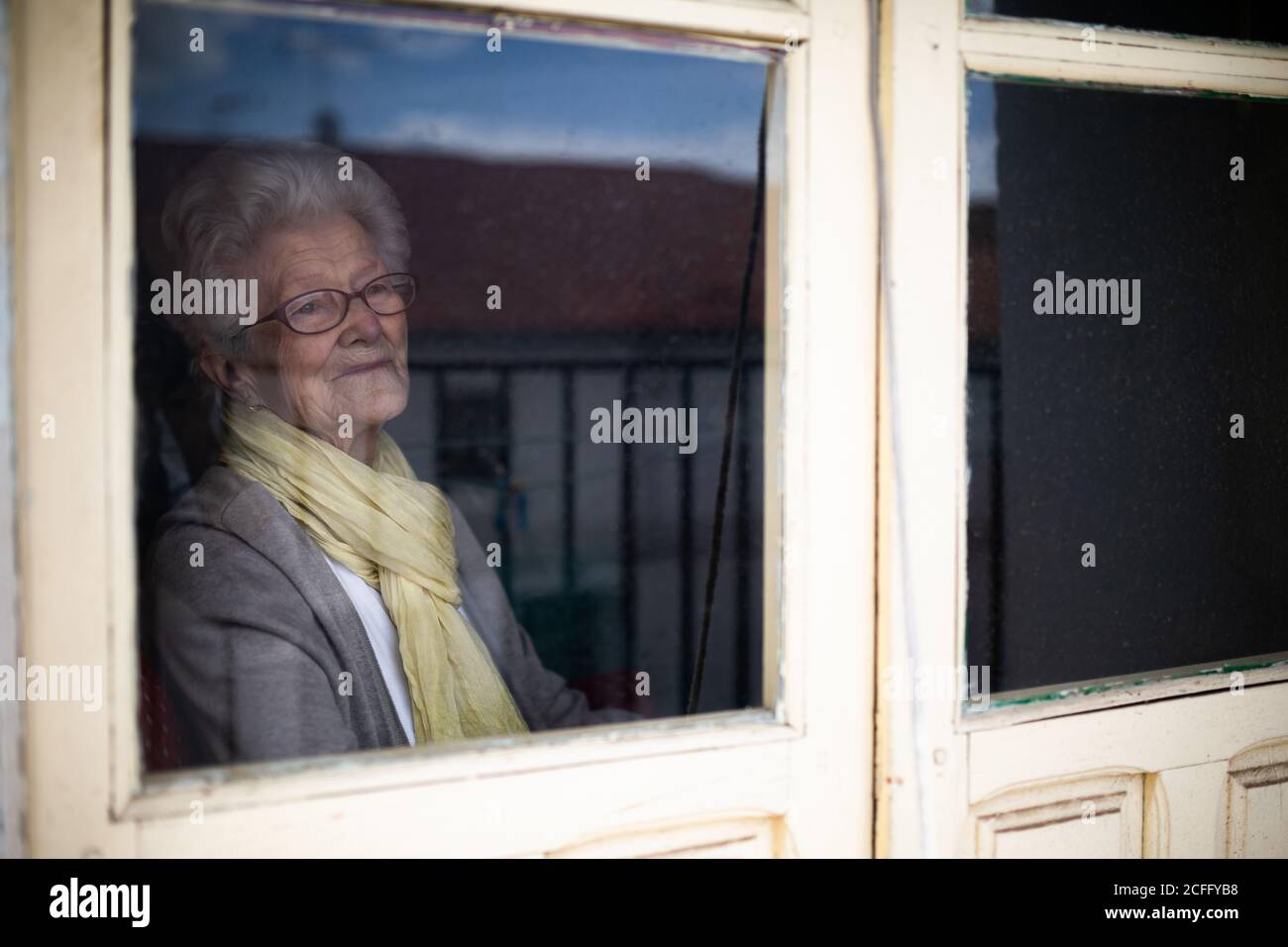Femme âgée qui regarde la fenêtre Banque D'Images