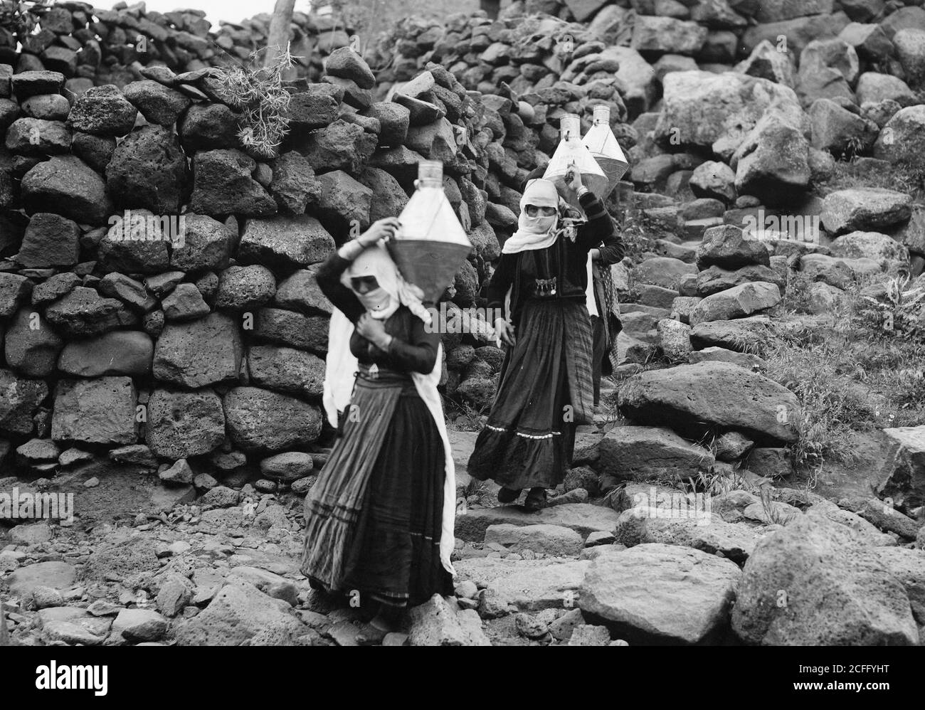 Jebel el-Druze et Hauran. Ghureye. Druze femmes transportant de l'eau ca. 1938 Banque D'Images