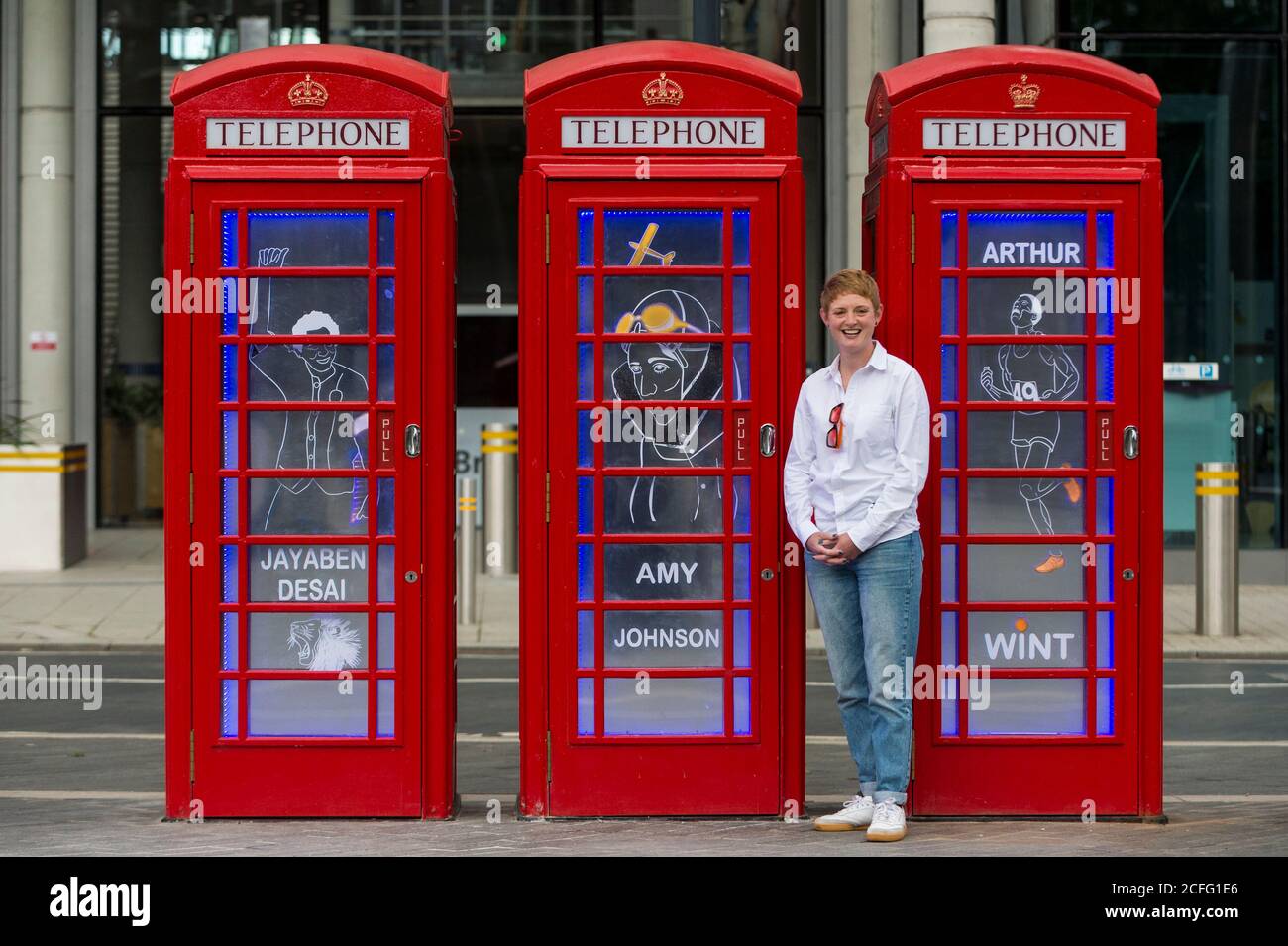 Londres, Royaume-Uni. 5 septembre 2020. Louisa Smurthwaite, artiste et décoratrice d'éclairage, et son œuvre « Legends Calling », une installation de boîte téléphonique à Wembley Park. L'œuvre commémore les icônes de Brant George Michael, Twiggy, Arthur Wint, Amy Johnson et Jayaben Desai et est l'une des 14 œuvres d'art du premier sentier d'art public du parc Wembley autour du quartier. Credit: Stephen Chung / Alamy Live News Banque D'Images