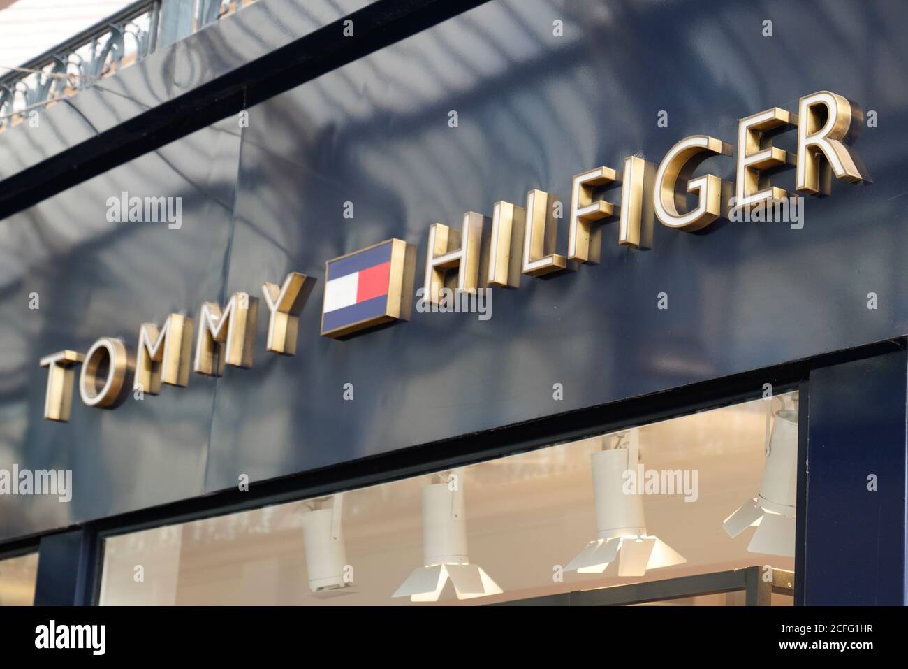 Bordeaux , Aquitaine / France - 09 01 2020 : Tommy Hilfiger logo et texte  signe sur le devant de nous magasin pour hommes magasin de vêtements  société Photo Stock - Alamy