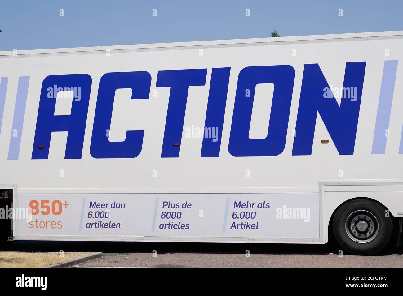 Bordeaux , Aquitaine / France - 09 01 2020 : texte et logo du signe d'action sur le fret de livraison de camion de la chaîne de magasins à prix réduit néerlandaise boutique à bas budget Banque D'Images Bordeaux , Aquitaine / France - 09 01 2020 : texte et logo du signe d'action sur le fret de livraison de camion de la chaîne de magasins à prix réduit néerlandaise boutique à bas budget Banque D'Images