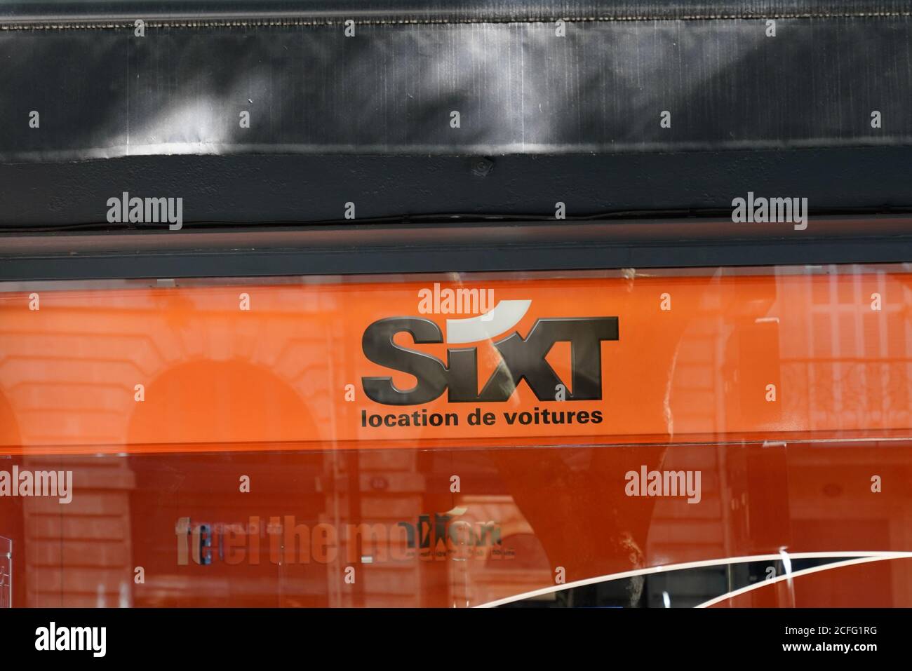 Bordeaux , Aquitaine / France - 09 01 2020 : logo Sixt et texte pour l'agence de location de voitures Windows shop Banque D'Images