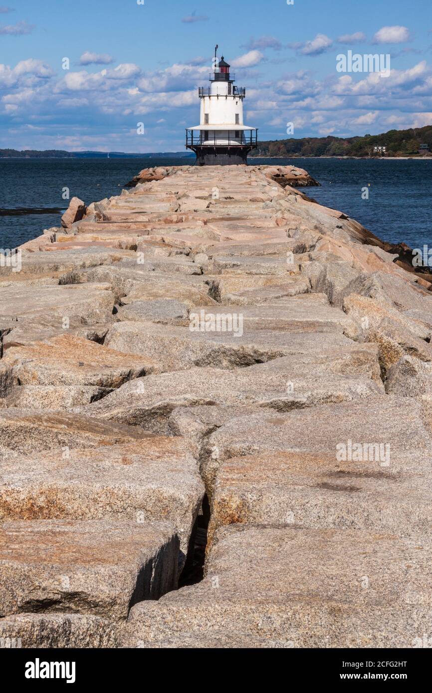 Le phare de Spring point Ledge, situé sur une corniche de brise-lames dans la baie Casco, à Portland Harbour, dans le Maine, a été établi en 1897. Banque D'Images