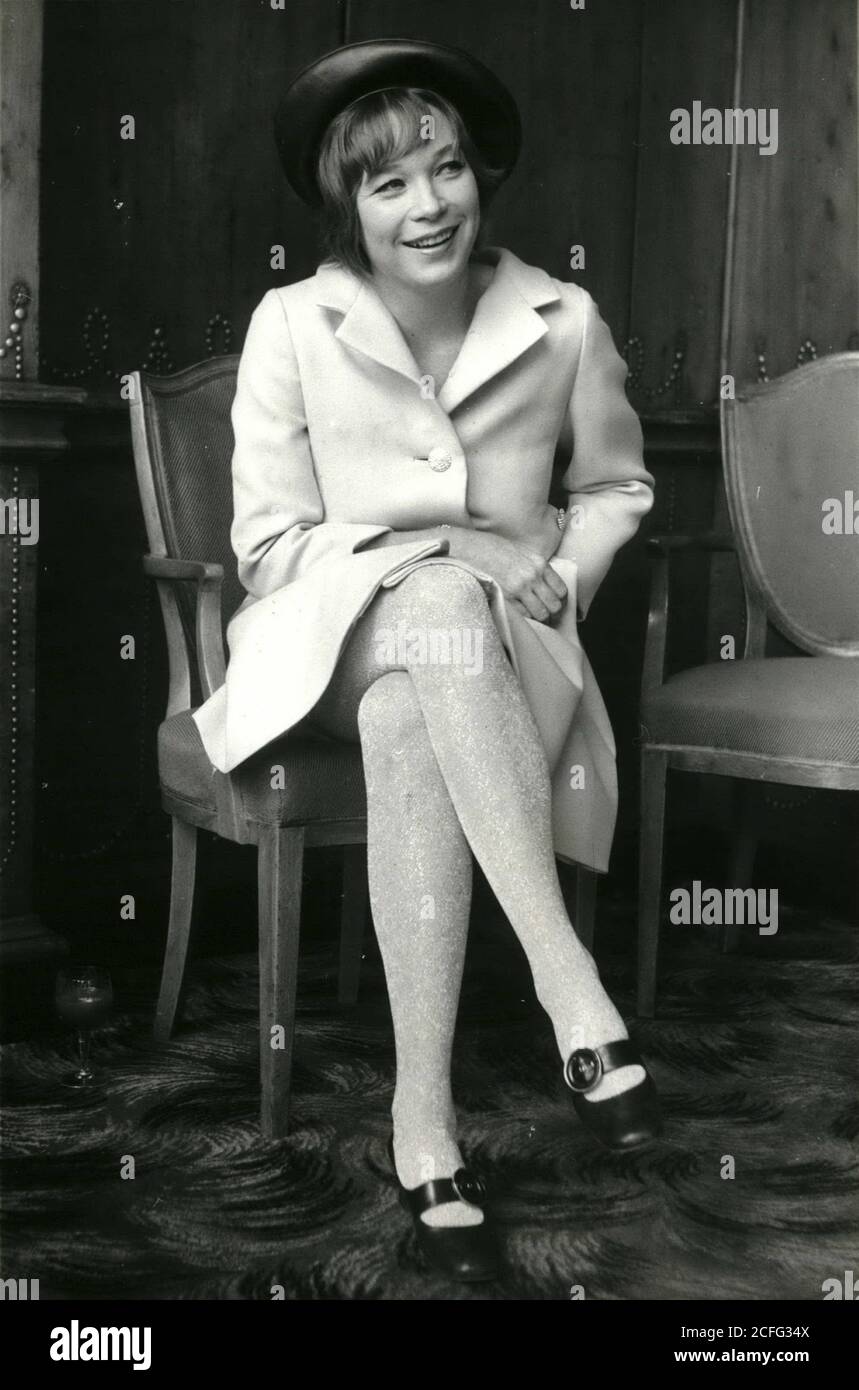 Février 1969 - Londres, Angleterre, Royaume-Uni - l'actrice américaine SHIRLEY MACLAINE, l'une des stars les plus polyvalentes d'Hollywood, est à Londres lors d'une courte visite. Son voyage coïncide avec la sortie générale de son dernier film 'Sweet Charity'. MacLaine photographié aujourd'hui lors d'une conférence de presse à l'hôtel Savoy. (Credit image: © Keystone Press Agency/Keystone USA via ZUMAPRESS.com) Banque D'Images