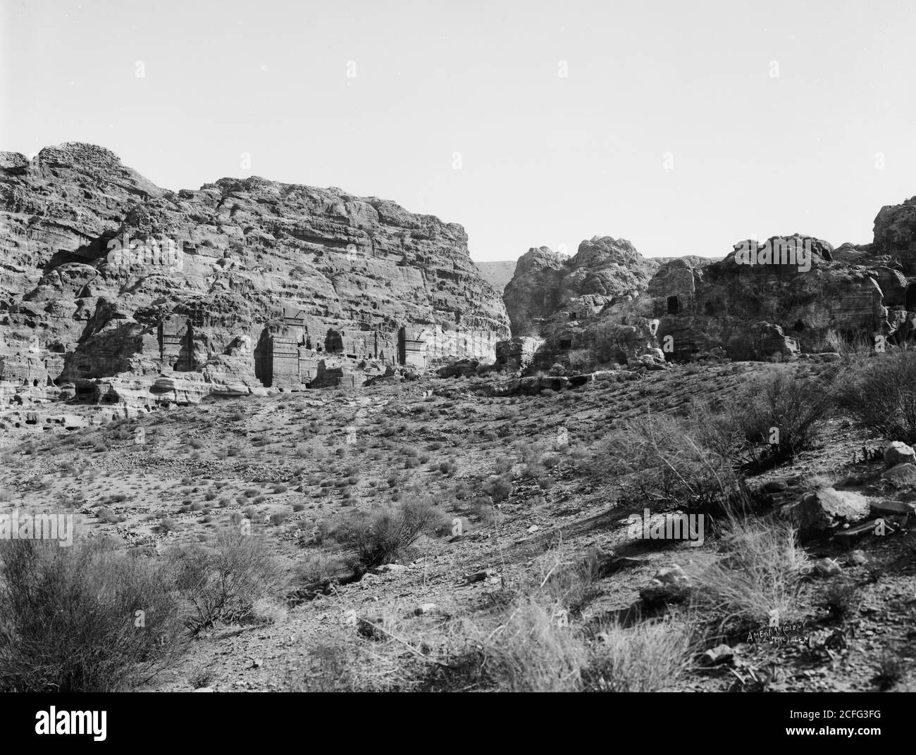 Pétra. Panorama des tombeaux à l'est en deux sections ca. 1898-1914 Banque D'Images