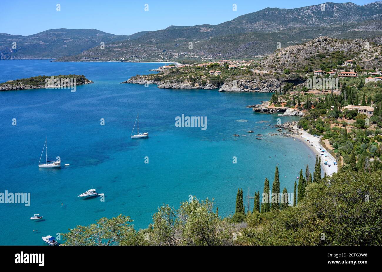 Yachts amarrés dans la baie de Kalamitsi avec le village d'Kardamiyli Messënie dans l'arrière-plan, Mani, Sud du Péloponnèse, Grèce. Banque D'Images