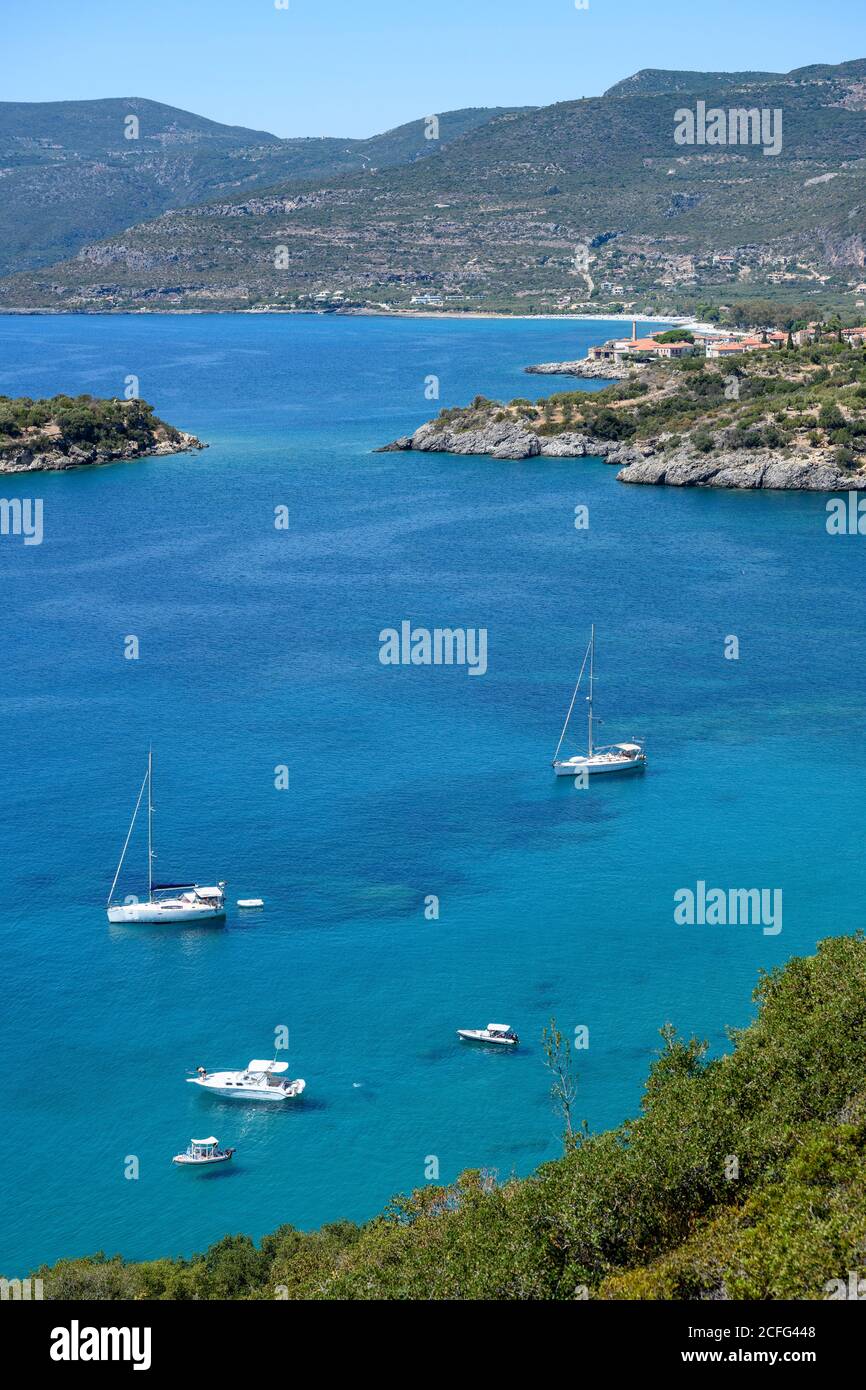Yachts amarrés dans la baie de Kalamitsi avec le village d'Kardamiyli Messënie dans l'arrière-plan, Mani, Sud du Péloponnèse, Grèce. Banque D'Images