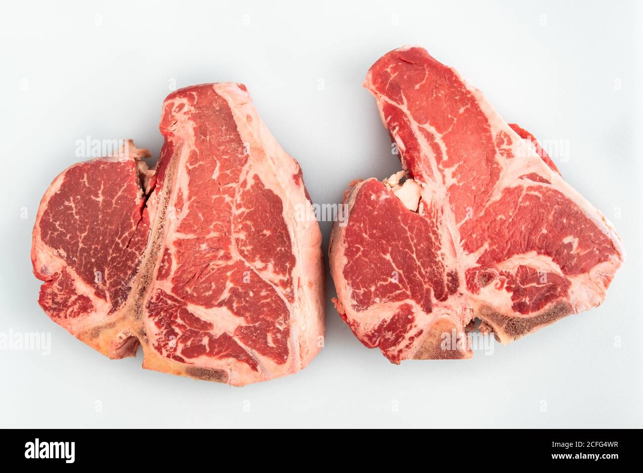 Photographie de deux steaks de Porterhouse fraîchement coupés sur une table de bouchers. Le Porterhouse est coupé du petit filet, d'un côté vous avez le filet, Banque D'Images