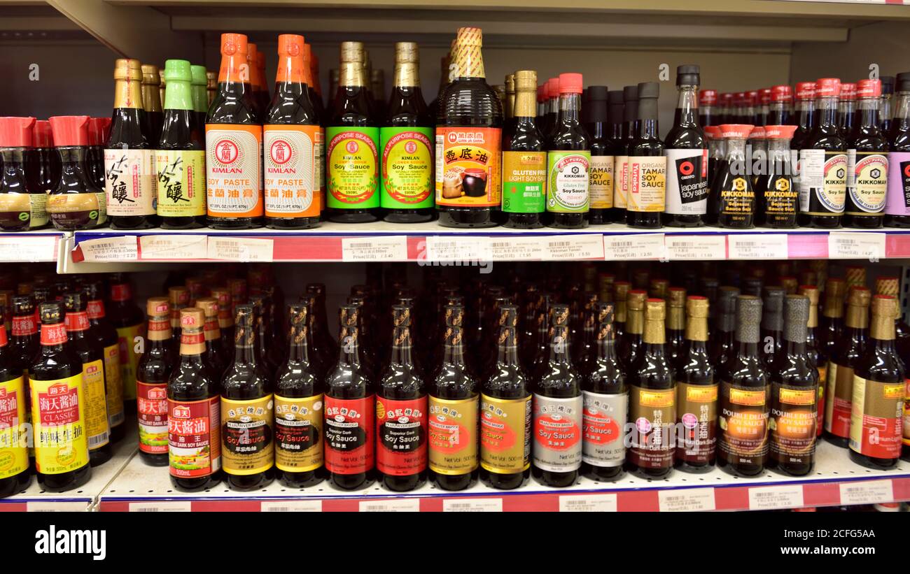 Sélection d'une variété de bouteilles de sauce soja en chinois supermarché Banque D'Images