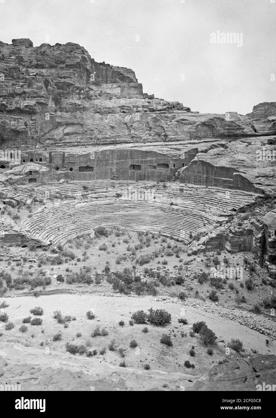 Légende originale: Petra (Wadi Musa). Théâtre et zone d'el-Khubta. Le théâtre. Depuis les pentes inférieures de el-Khubta - emplacement: Petra Jordan ca. 1920 Banque D'Images