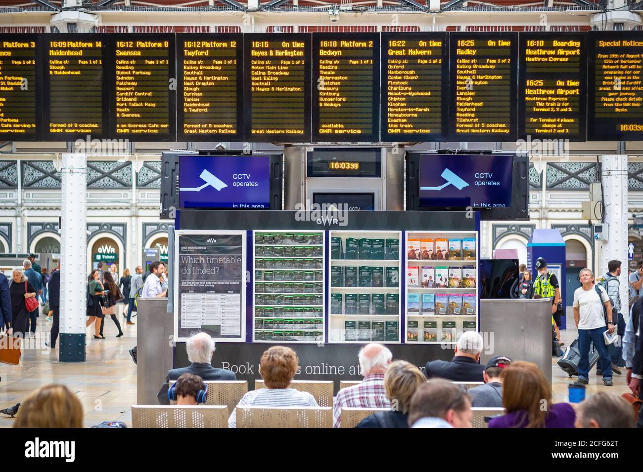 Londres, Royaume-Uni - 17 avril 2019 - passagers vérifiant l'horaire et attendant le train à la gare de Paddington Banque D'Images