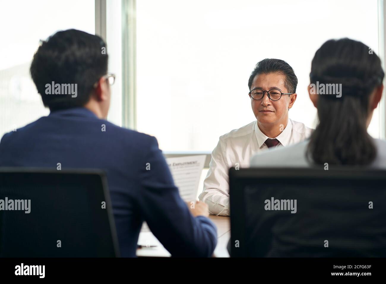 chercheur d'emploi mature homme d'affaires asiatique interviewé par jeune cadres des ressources humaines Banque D'Images