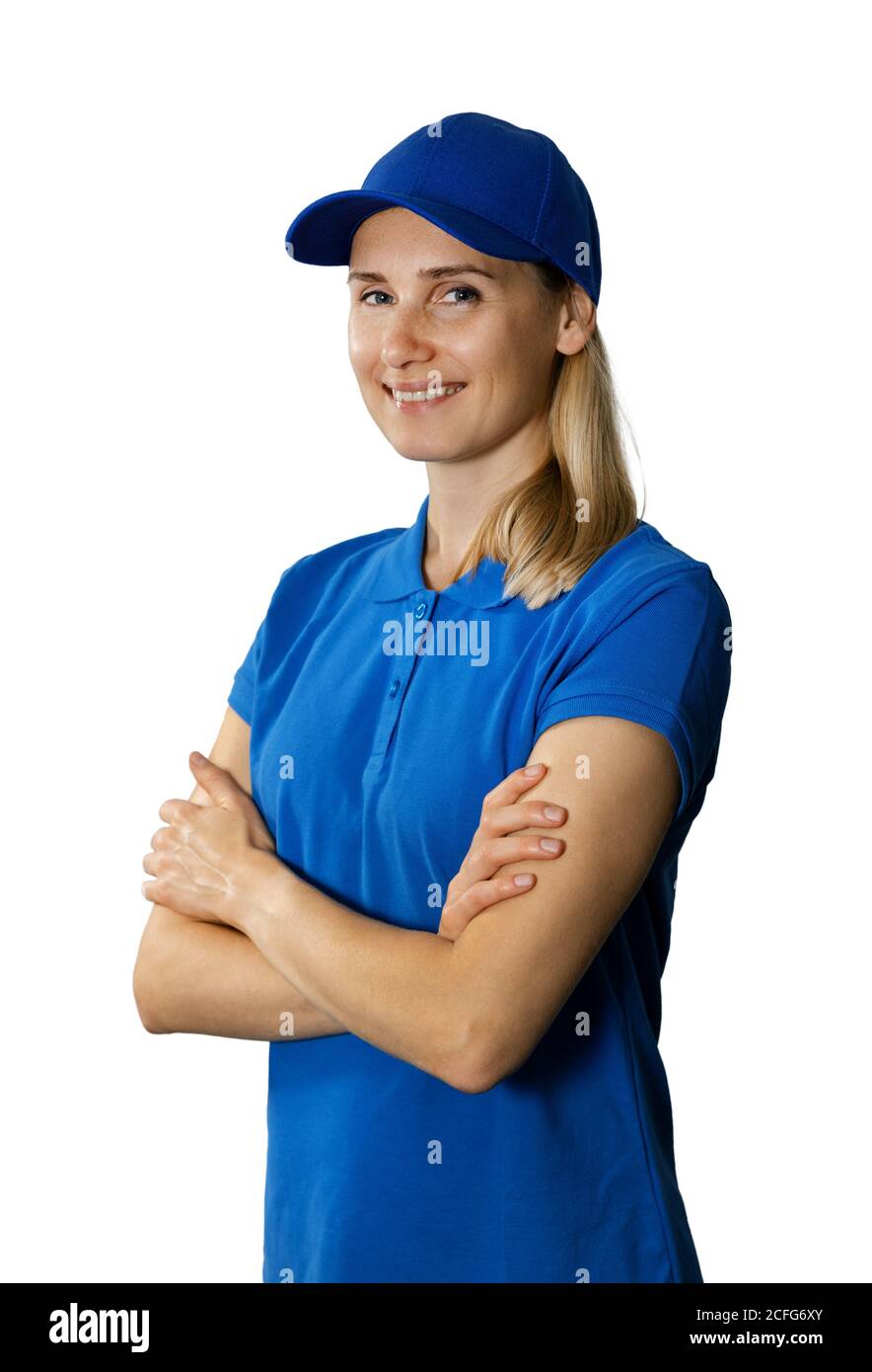 jeune femme en polo bleu et chapeau avec les bras croisé isolé sur fond blanc Banque D'Images
