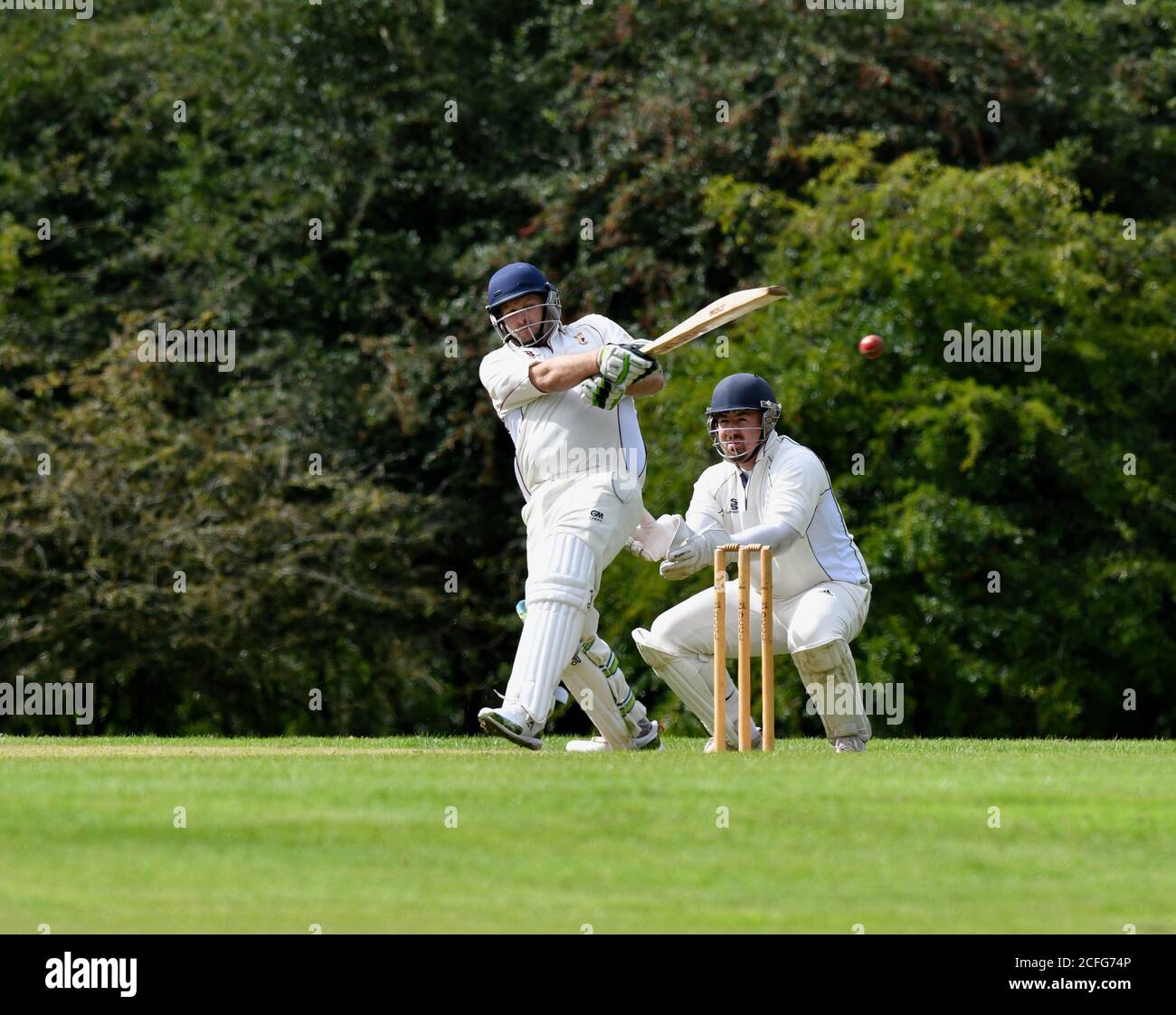 Un batteur en action dans le Derbyshire et Cheshire Cricket League match entre Dinting et Whaley Bridge. Banque D'Images