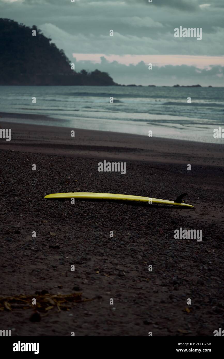 Paysage pittoresque de surf sur une plage de sable au crépuscule Costa Rica Banque D'Images