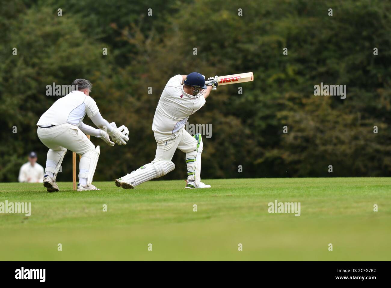 Un batteur en action dans le Derbyshire et Cheshire Cricket League match entre Dinting et Whaley Bridge. Banque D'Images