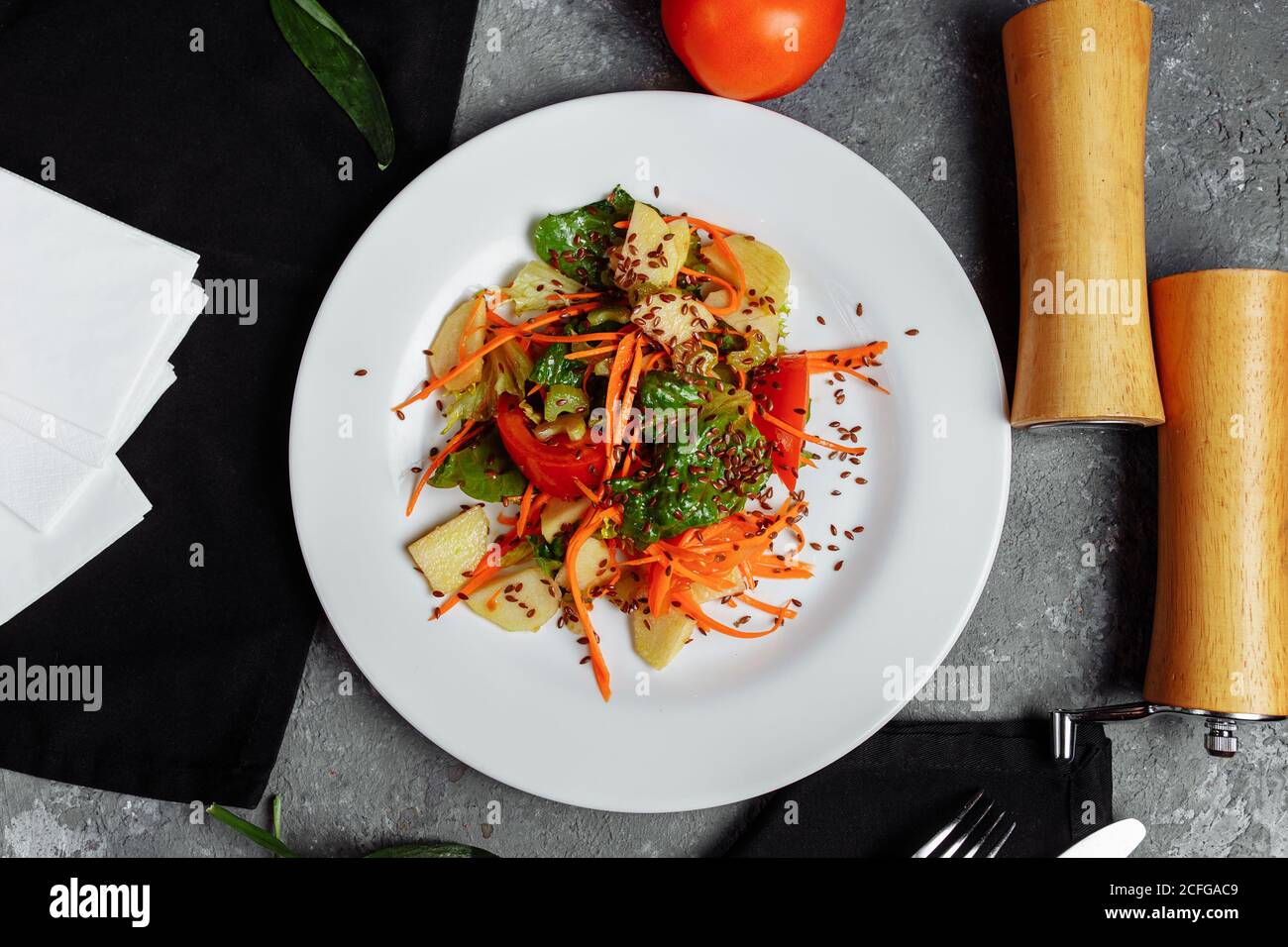 Salade sicilienne dans une assiette blanche sur un béton gris arrière-plan Banque D'Images