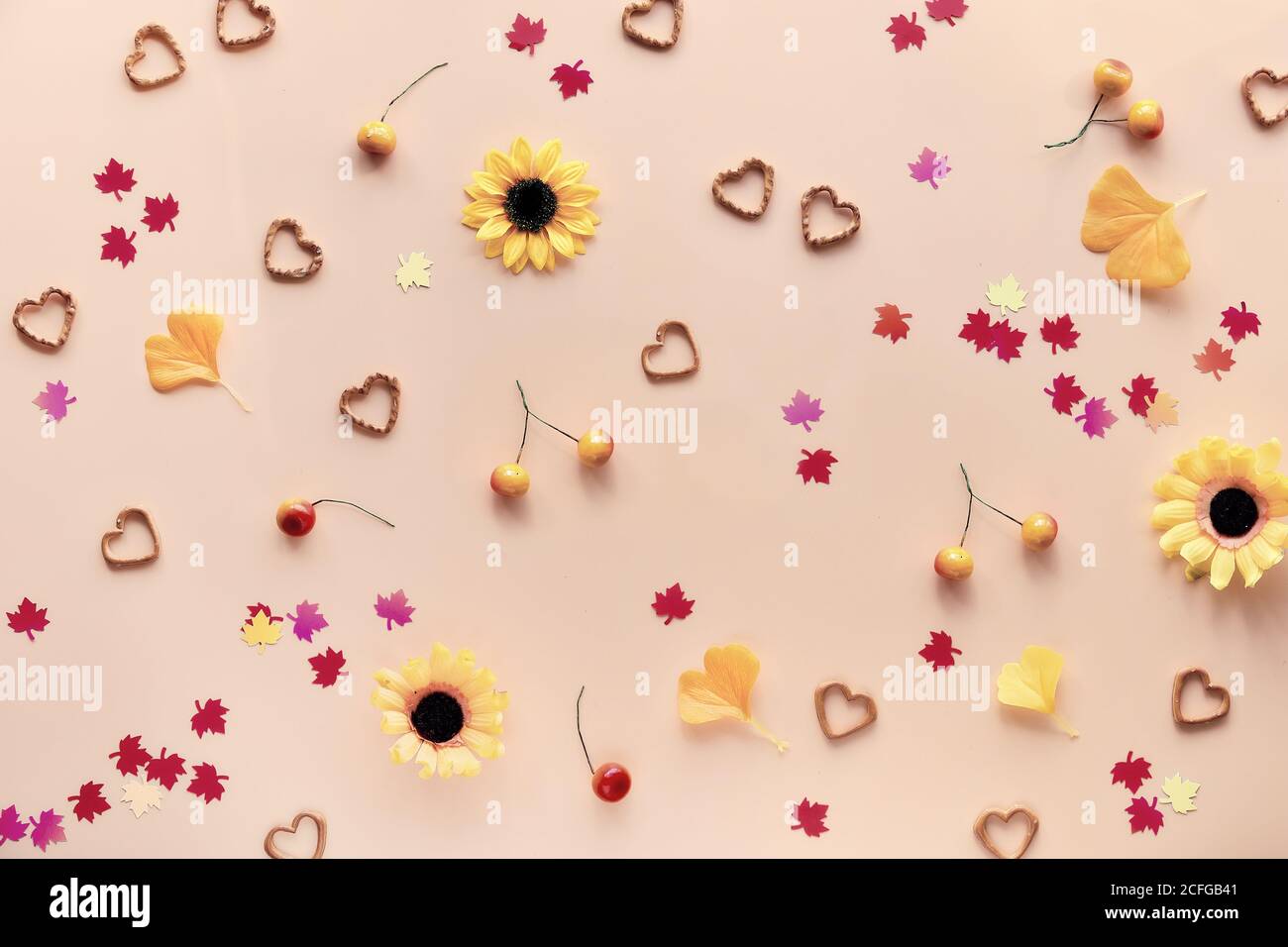 Automne sans couture, plat, jaune, rouge et orange. Décorations d'automne - fleurs jaunes, feuilles de gingko, confetti de feuilles d'érable, baies et héa savoureuse Banque D'Images