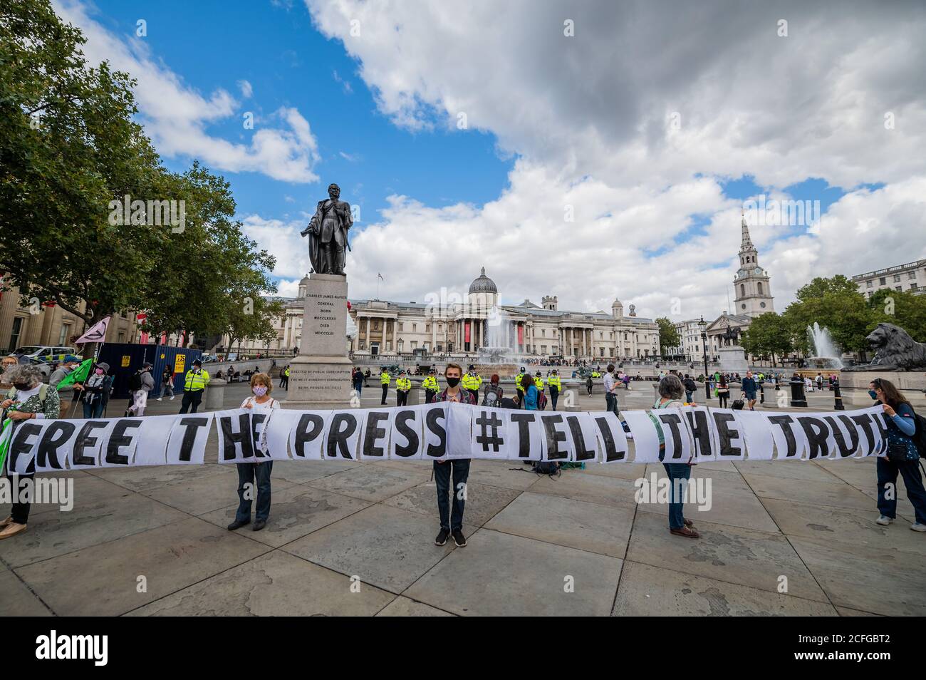 Londres, Royaume-Uni. Le 05septembre 2020. Les vestiges d'une précédente manifestation de journal rejoignent les autres - l'Assemblée des citoyens de la rébellion de l'extinction à Trafalgar Square. Le « verrouillage » facilité se poursuit pour l'épidémie de coronavirus (Covid 19) à Londres. Crédit : Guy Bell/Alay Live News Banque D'Images