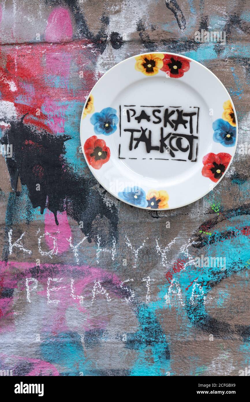 Plaque de talkoot Paskat, art de rue par le plan B, sur un mur en béton. Köyhyys pelastaa écrit avec craie. Quartier de Harju, Helsinki, Finlande. Banque D'Images
