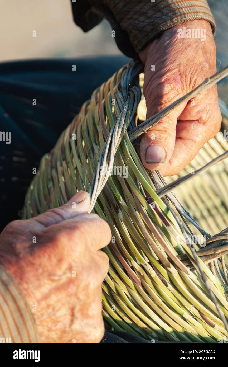 un artisan âgé méconnu qui fait un véritable panier en osier par beau temps  Photo Stock - Alamy