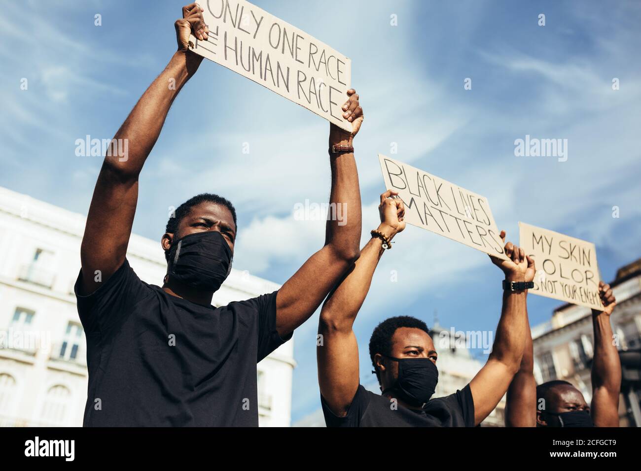 Les personnes protestant à un rassemblement pour l'égalité raciale. Les vies noires comptent. Banque D'Images