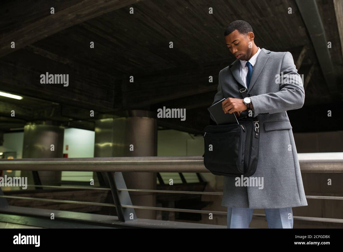 Beau homme afro-américain dans le sac de contrôle de costume Banque D'Images