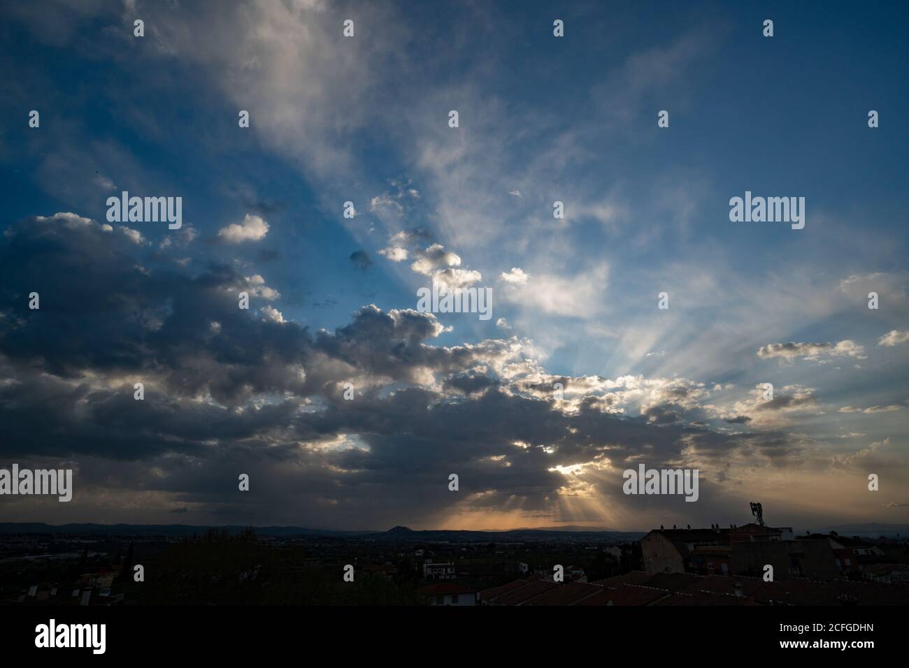 Rayon de soleil derrière nuage dans le ciel bleu Banque D'Images