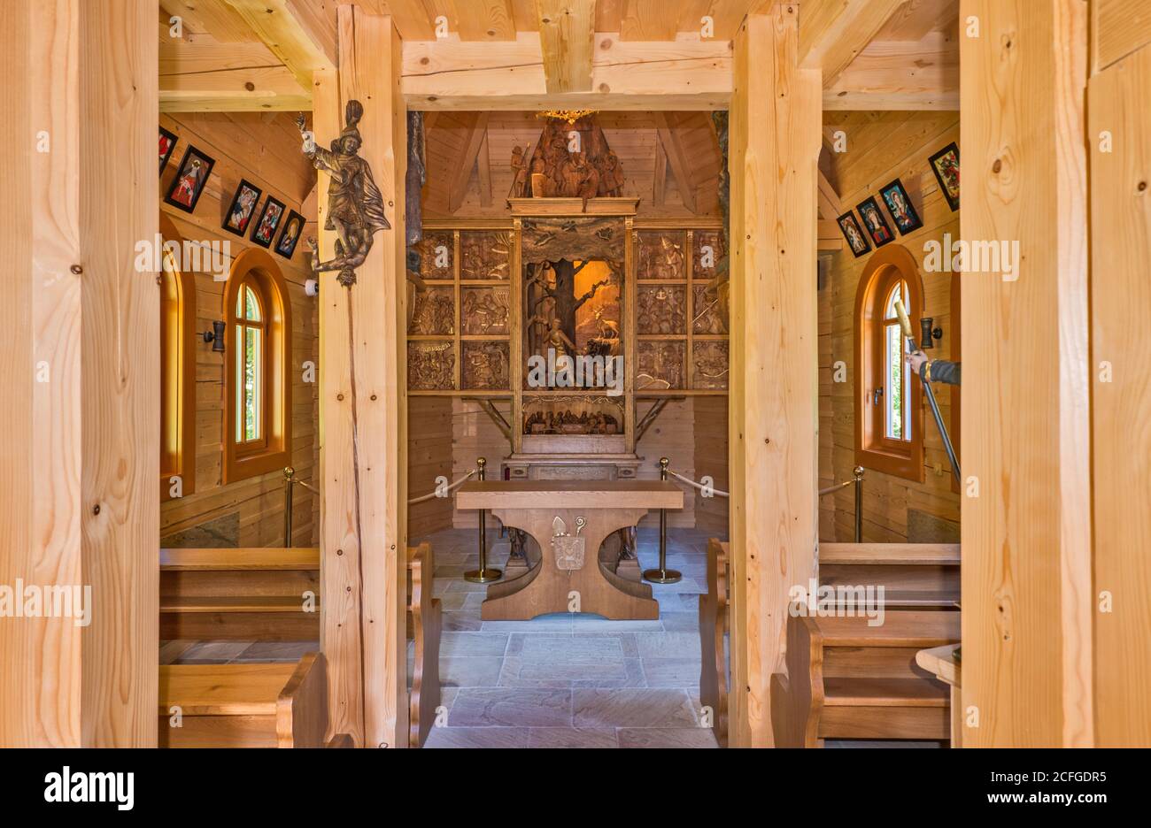 Autel en bois sculpté à la chapelle Saint-Hubert (Kaule SV Huberta), dans le village de Velke Karlovice, région de Zlin, Moravie, République tchèque Banque D'Images