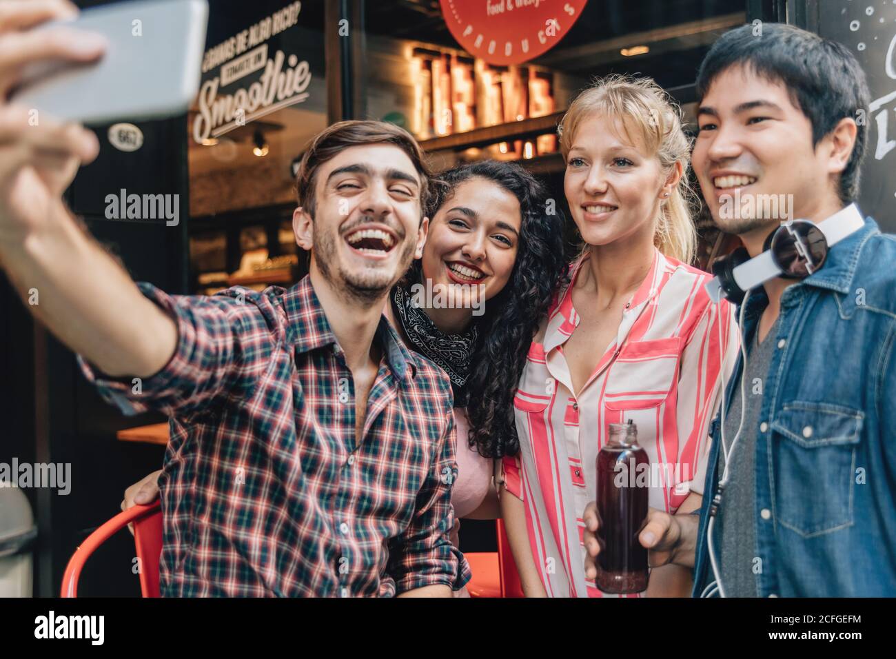 Amis joyeux prenant un selfie Banque D'Images