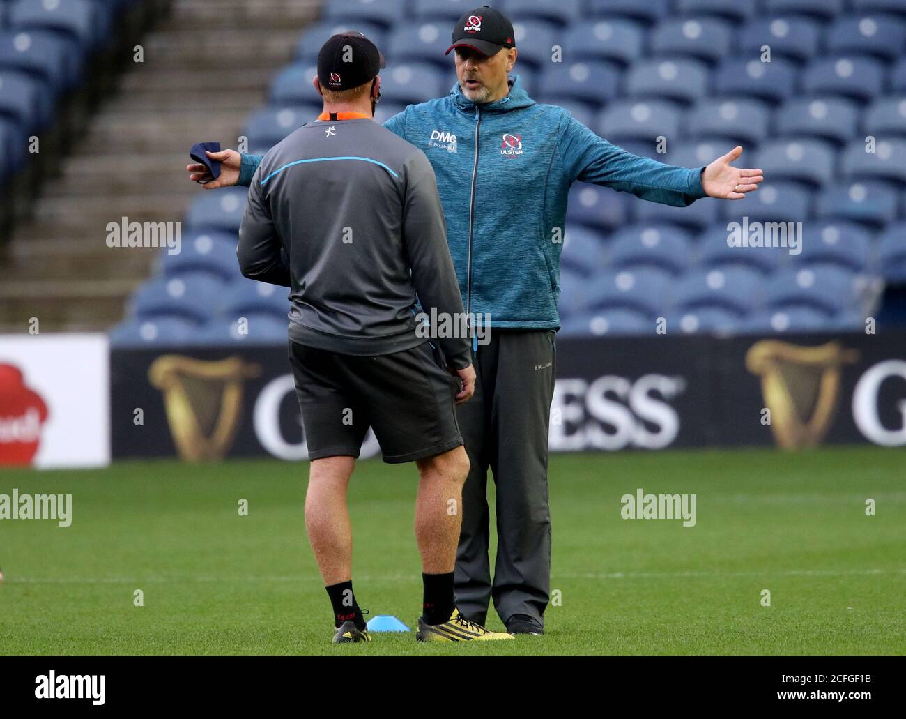 DaN McFarland (à droite), entraîneur-chef d'Ulster, parle à l'entraîneur-entraîneur Roddy Grant avant le début du match semi-final Guinness PRO14 à BT Murrayfield, Édimbourg. Banque D'Images