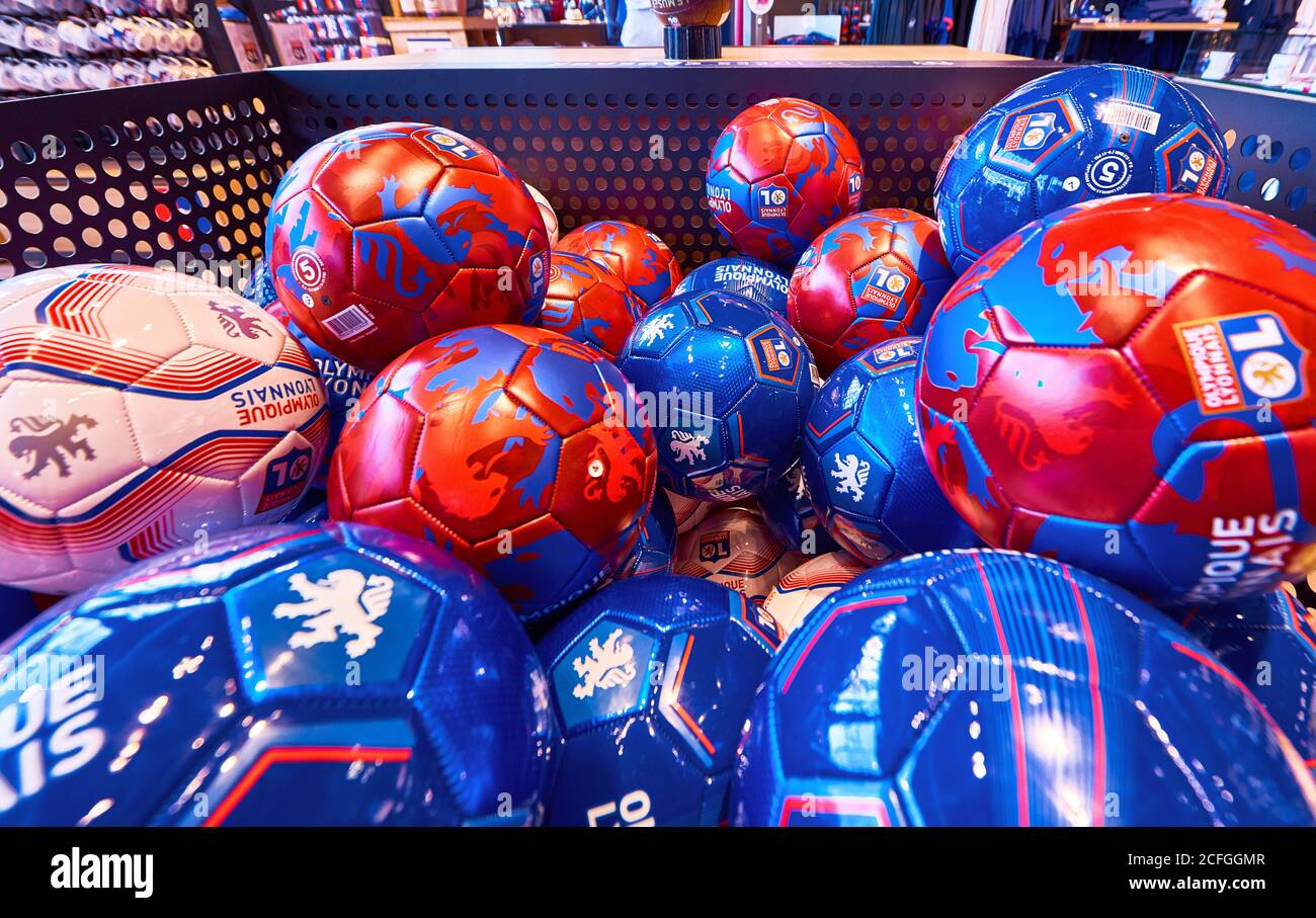 Balles en vente dans la boutique des fans du FC Lyon Stade olympique Banque D'Images