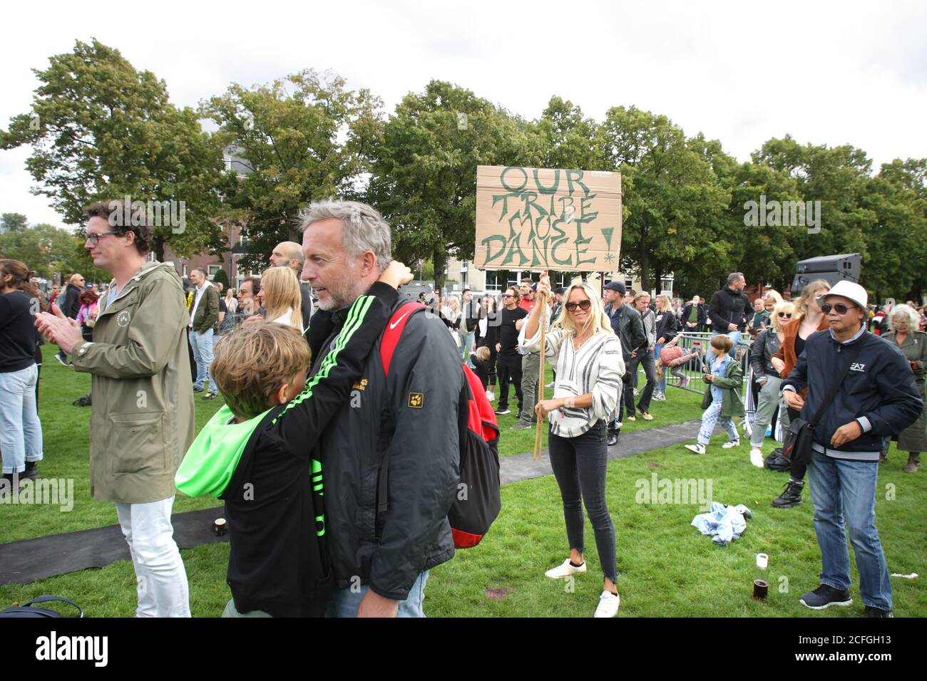 Les propriétaires de boîtes de nuit et de boîtes de nuit, le personnel et les artistes protestent au Museumplein dans le cadre de la pandémie du coronavirus le 5 septembre 2020 à Amsterdam, pays-Bas, pour attirer l'attention sur les problèmes des boîtes de nuit et des discothèques causés par la pandémie du coronavirus. En raison des mesures de corona, les clubs et les discothèques ne peuvent pas ouvrir de la manière habituelle, ils sont autorisés à recevoir des clients dans une sorte de configuration de café, là où les groupes doivent s'asseoir et garder une distance de 1.5 mètres et l'inspection serait stricte plusieurs clubs alors décidé de fermer à nouveau. (Photo de Paulo Amorim/Sipa USA) Banque D'Images